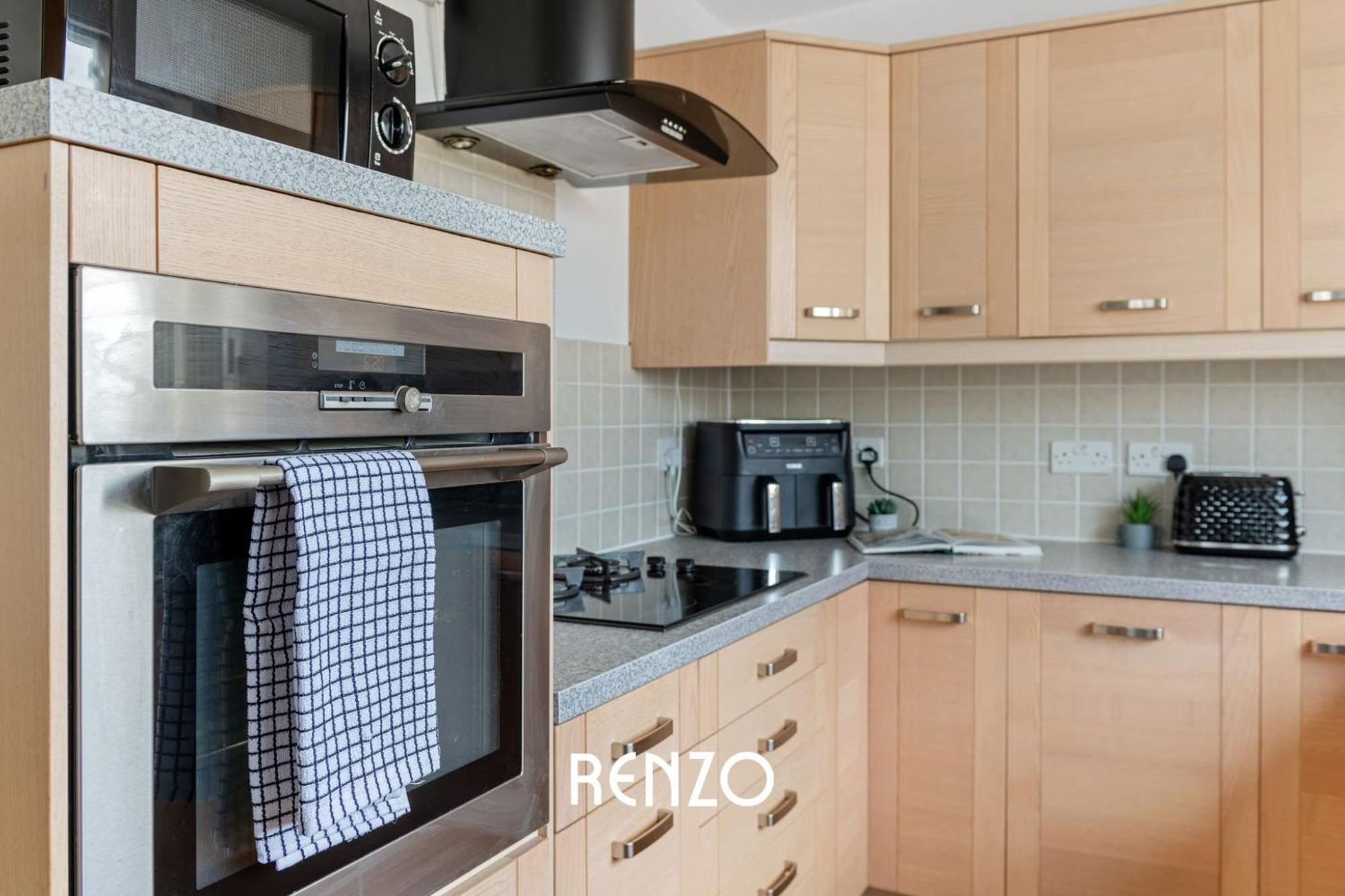 Holiday home Vibrant 2-bed In By Renzo, Free Driveway Parking, Sleeps 6!