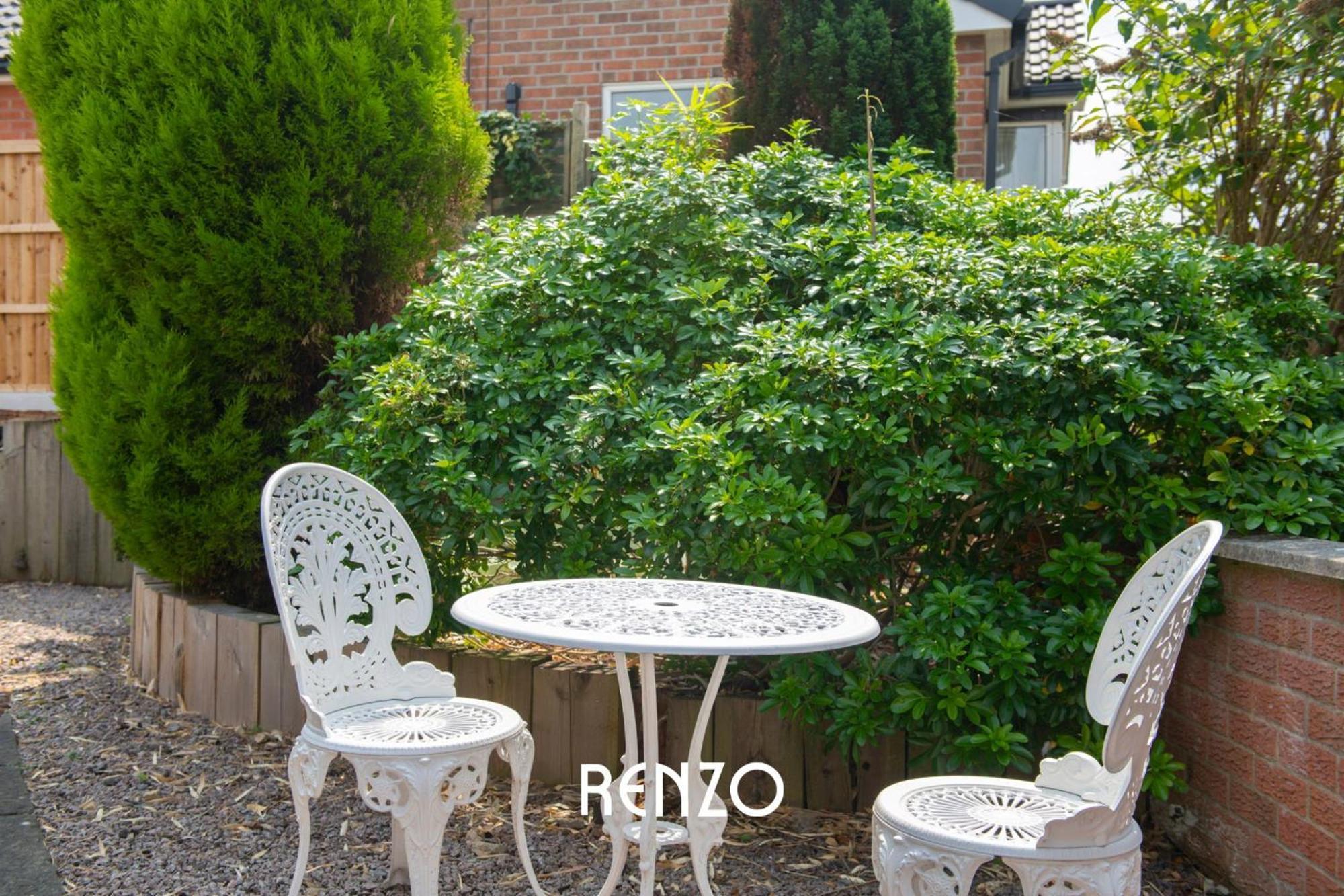 Vibrant 2-bed In By Renzo, Free Driveway Parking, Sleeps 6! Holiday home *